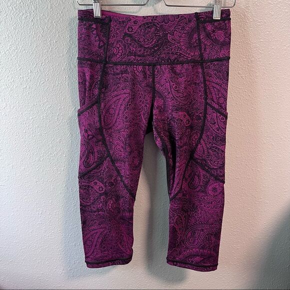 Lululemon Outrun 17" Crop Antique Paisley Deep Fuschia Black / Black - Picture 5 of 9